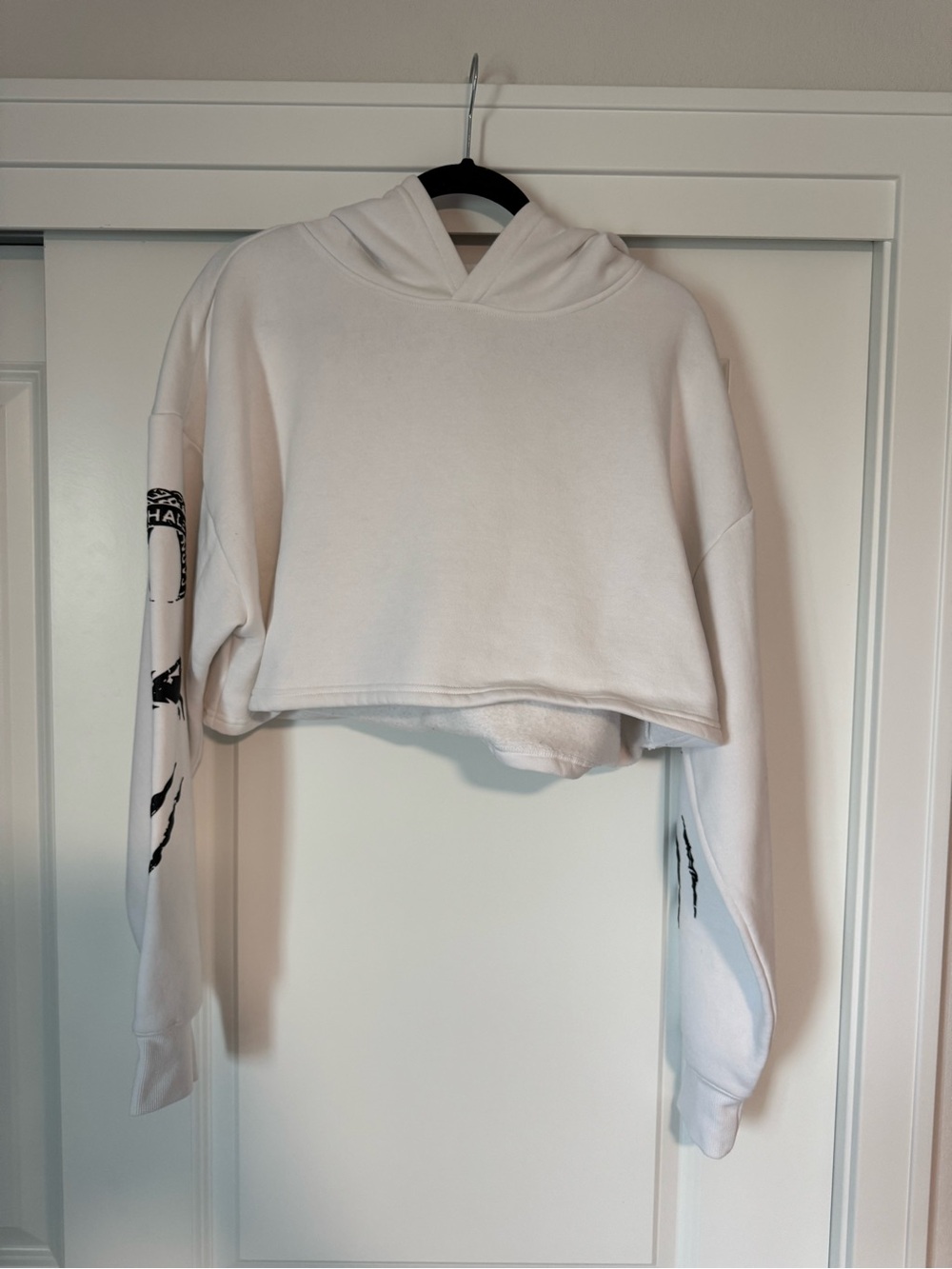 Alphalete White Cropped Crewneck Sweatshirt with Sleeve Graphics